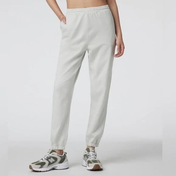 Vuori performance boyfriend jogger in Salt Heather - Picture 4 of 7